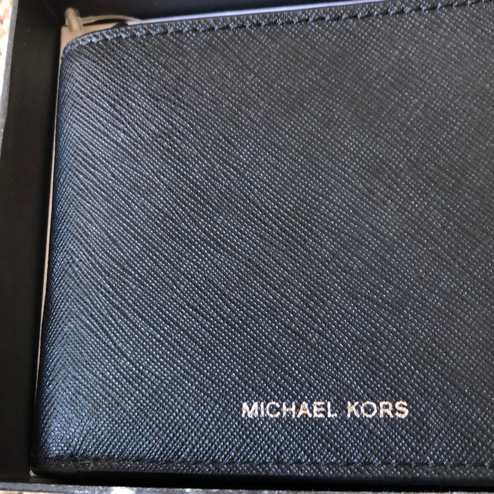 Michael Kors Andy Wallet - Picture 3 of 8
